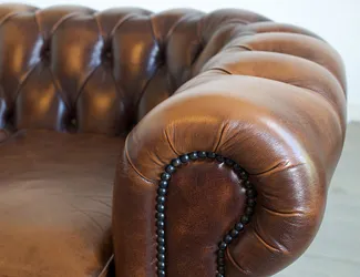 Opnieuw gestoffeerde chesterfield bank