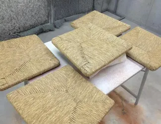 Met de hand gevlochten biezen stoelzitting